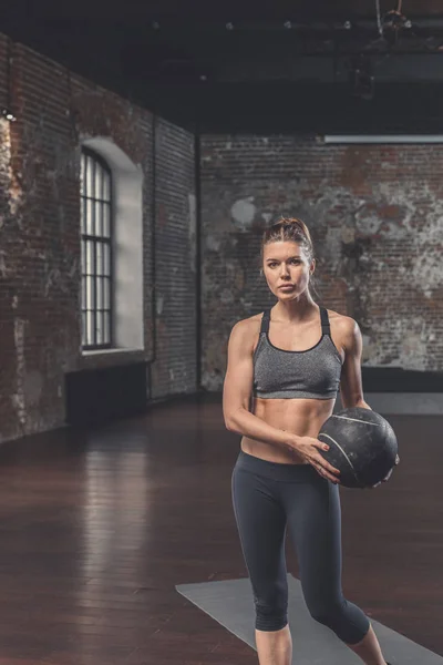 Joven Chica Deportiva Con Una Pelota Loft —  Fotos de Stock