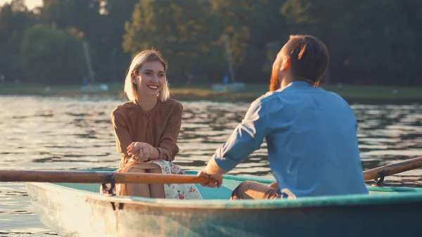 Pareja Joven Barco Verano — Foto de Stock