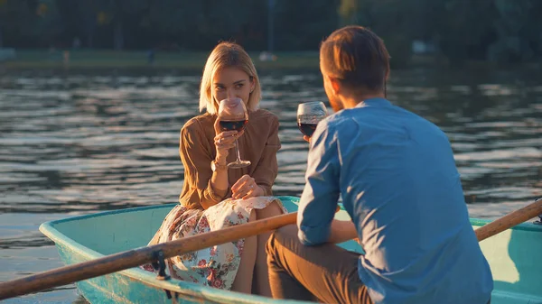 Junges Paar Mit Einem Glas Wein Boot — Stockfoto