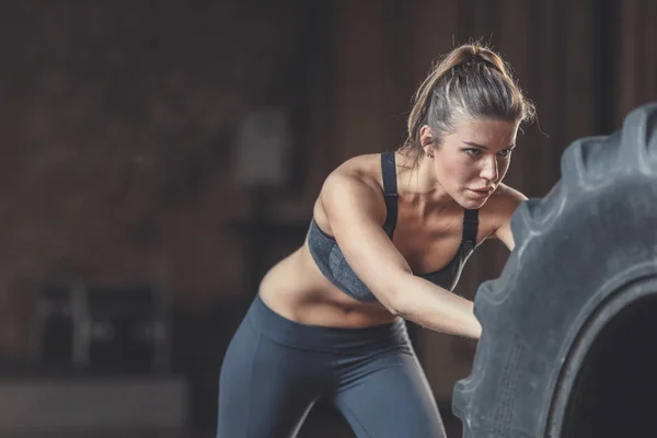 Junges Mädchen Beim Crossfit Training Mit Einem Rad — Stockfoto