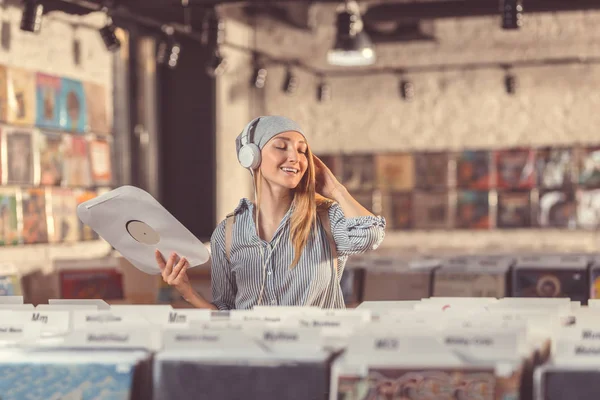 Attraktives Mädchen Mit Kopfhörern Plattenladen — Stockfoto