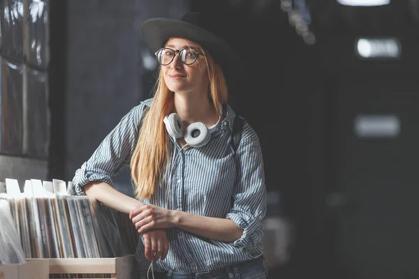 Chica Joven Atractiva Una Tienda Música — Foto de Stock