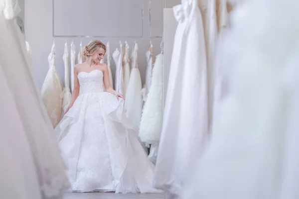 Mooie Vrouw Een Witte Jurk Bruiloft Winkel — Stockfoto