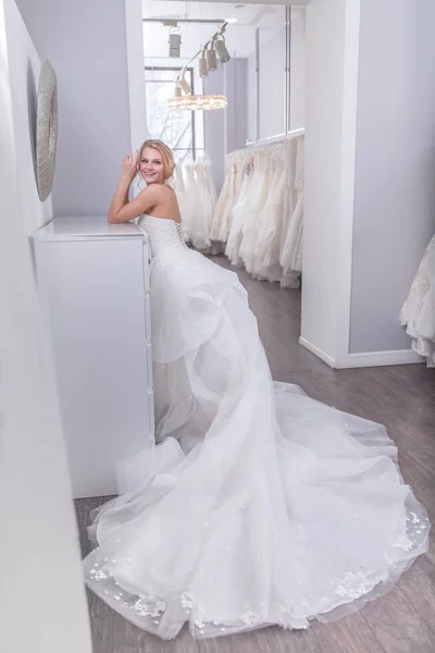 Schöne Frau Weißen Kleid Hochzeitsladen — Stockfoto