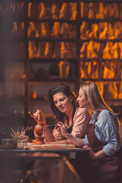 Atractivas Mujeres Dibujando Taller — Foto de Stock