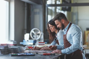 İş yerinde üniformalı genç profesyoneller