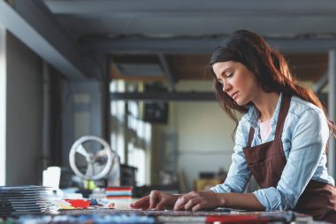 Çekici kadın iş yerinde mozaik