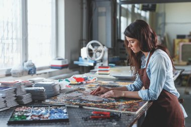 Mozaik atölye olan kadın