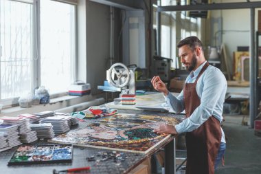 Mozaik atölye ile genç adam