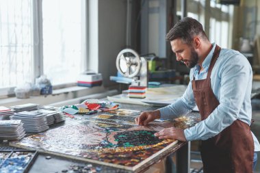 Atölye apronda genç adam