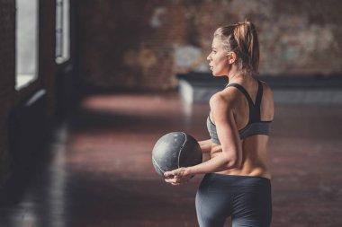 Çatı katında eğitim topuyla genç kız