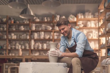 Çanak çömlek içinde potter'ın direksiyonuna genç adam gülümseyen