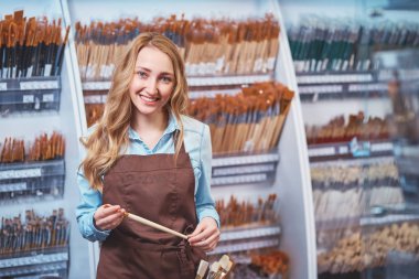 Sanat Dükkanı bir fırça ile genç kız