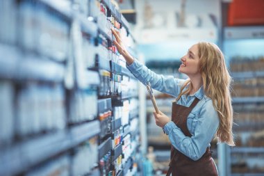 Genç sanatçı boyalar bir Sanat Dükkanı seçme gülümseyen