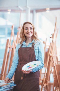 Kapalı bir şövale adlı bir paletle gülümseyen kız