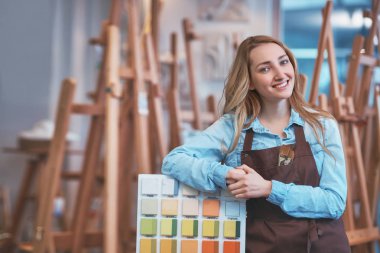 Satıcı Sephalar arka plan üzerinde gülümseyen