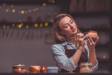 Genç Efendi stüdyoda çizim