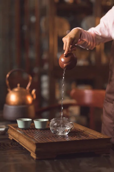 Women Hands Pouring Tea Room — Stock Photo, Image