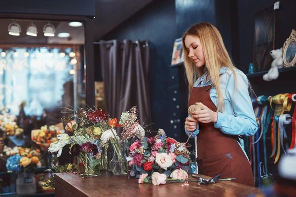 Giovane Fiorista Con Bouquet Nel Negozio — Foto Stock