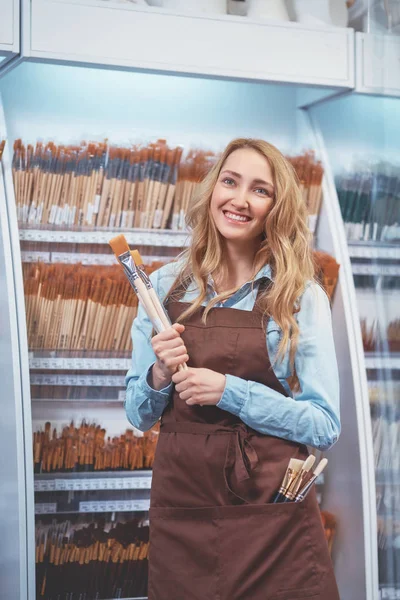 Sorridente Ragazza Con Pennello Nel Negozio Arte — Foto Stock