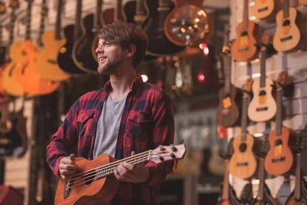 Młody Muzyk Ukulele Sklepie Muzycznym — Zdjęcie stockowe