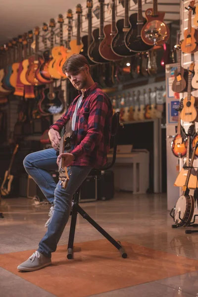 Jovem Músico Tocando Guitarra Dentro Casa — Fotografia de Stock