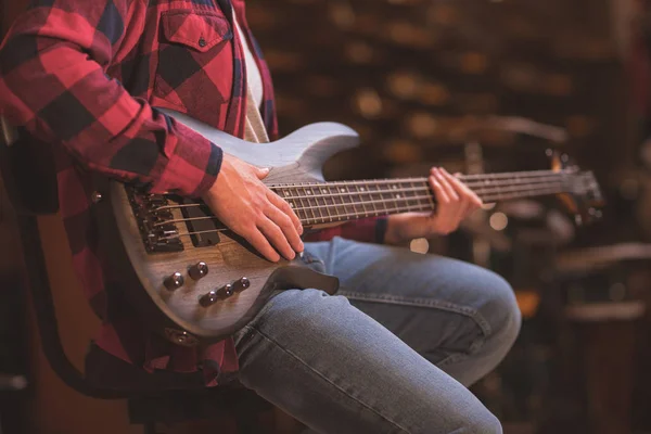 Jovem Tocando Baixo Close Guitarra — Fotografia de Stock