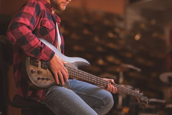 Jonge Muzikant Speelt Basgitaar Close — Stockfoto