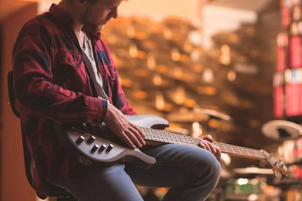 Młody Muzyk Gra Gitara Basowa — Zdjęcie stockowe