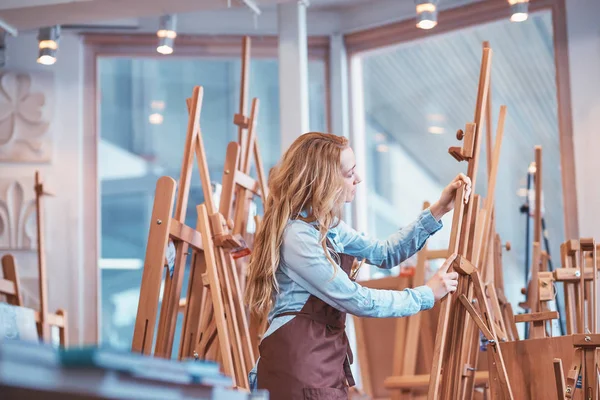 Jeune Peintre Uniforme Atelier Images De Stock Libres De Droits