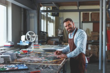 Atölye gülümseyen olgun adam