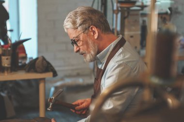 Atölye üniformalı yaşlı Ayakkabıcılık