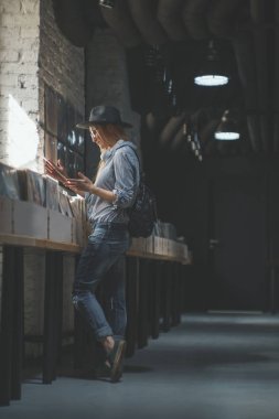 Vinil mağaza bir kayıtta çekici kızı