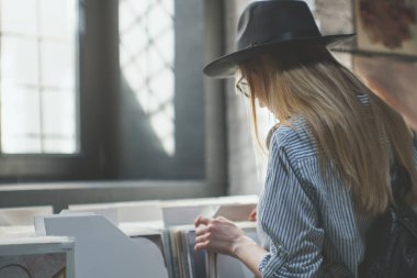 Kayıt Müzik Mağazası ile çekici genç kız