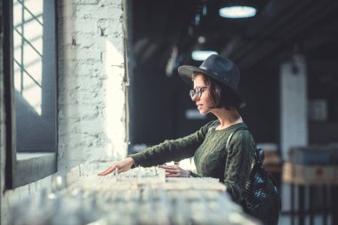 Vinil mağaza içinde birlikte bir genç kız