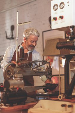 Atölye gülümseyen yaşlı Ayakkabıcılık