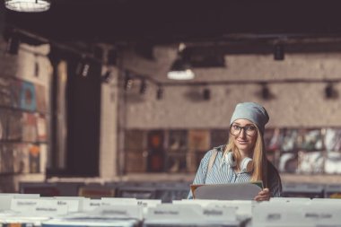 Kayıt Müzik Mağazası ile çekici genç kız