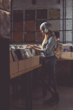 Kayıtları tarama kulaklık ile genç çekici kız