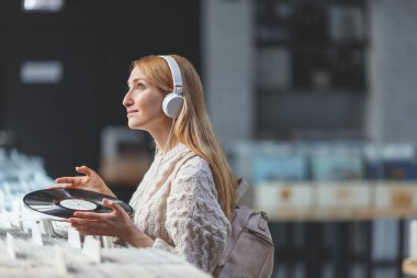 Vinil mağaza içinde birlikte bir genç kız rüya