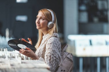 Vinil kaydı kapalı olan genç kız rüya