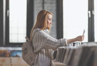 Kayıtları deposuna tarama çekici genç kız