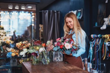 Buket sayaç ile gülümseyen çiçekçi