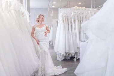 Bir düğün salonu çekici genç gelin