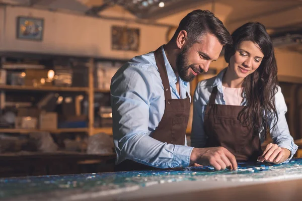 Profesionales Sonrientes Uniforme Taller — Foto de Stock