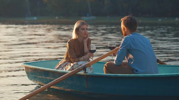 Young Couple Boat Date — Stock Photo, Image