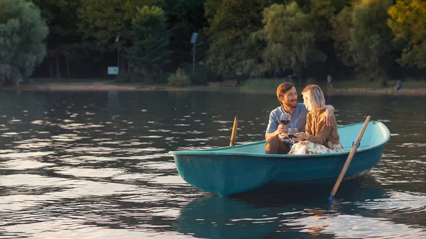 Young Couple Date Lake — Stock Photo, Image