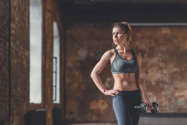 Jeune Fille Athlétique Dans Formation Sportive Avec Haltères — Photo