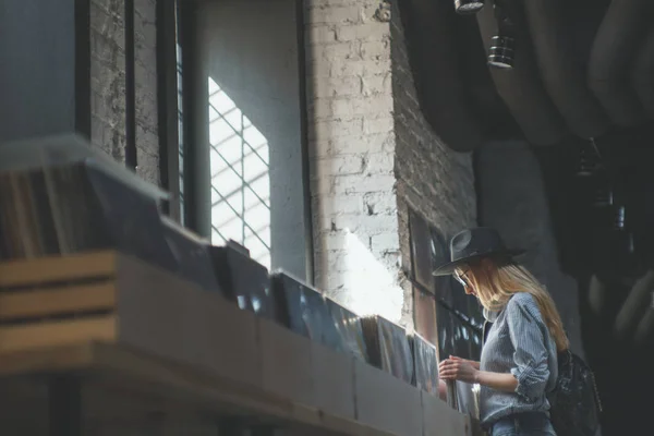 若い女性音楽店でレコードを参照 — ストック写真