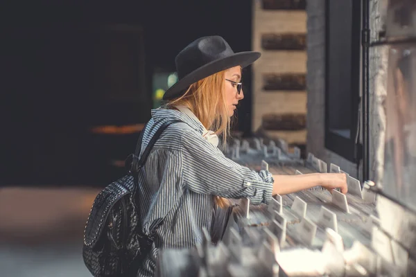 Junges Attraktives Mädchen Blättert Platten Laden — Stockfoto