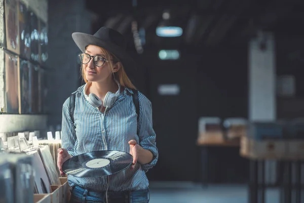 Attraktives Mädchen Mit Schallplatte Musikladen — Stockfoto